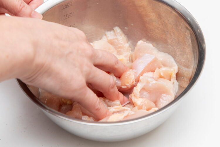 鶏肉に調味料を揉みこむ