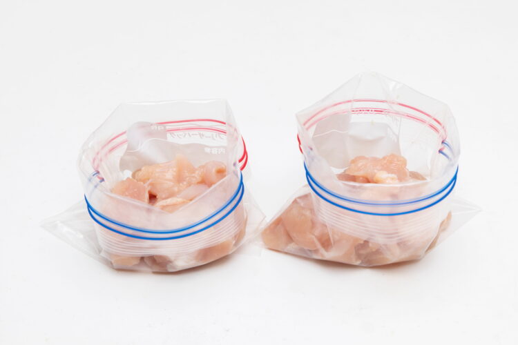 鶏肉に調味料を揉みこむ