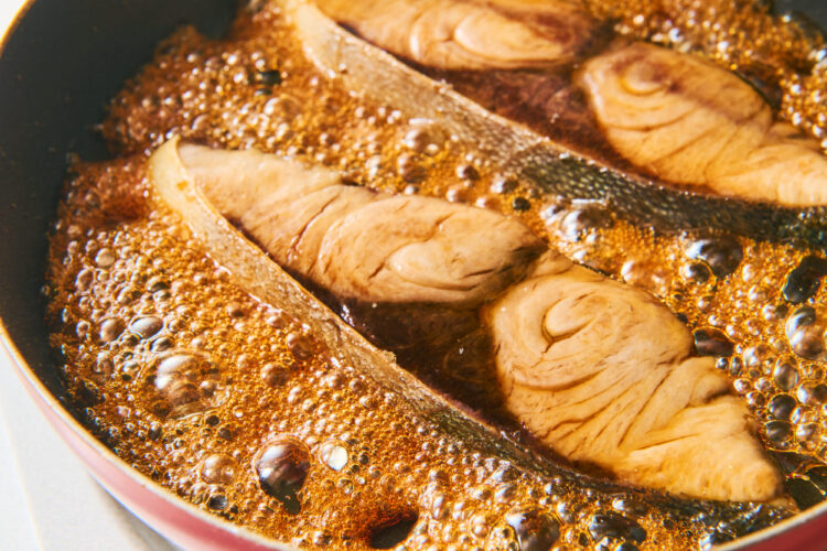 ブリにタレを煮絡める