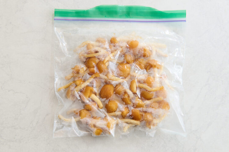 開封済みの袋入りなめこを冷凍する写真