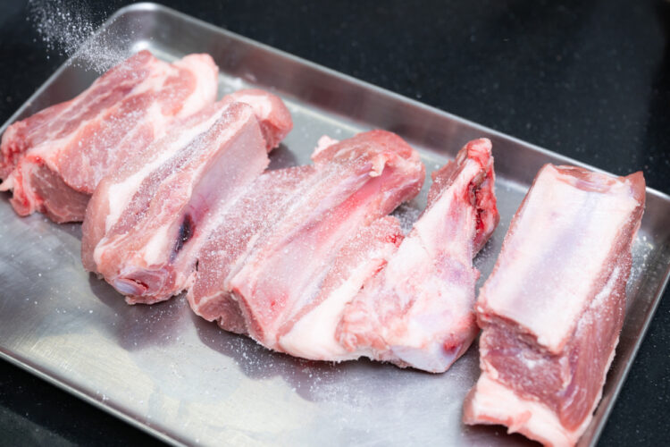 スペアリブ全体に塩を振る