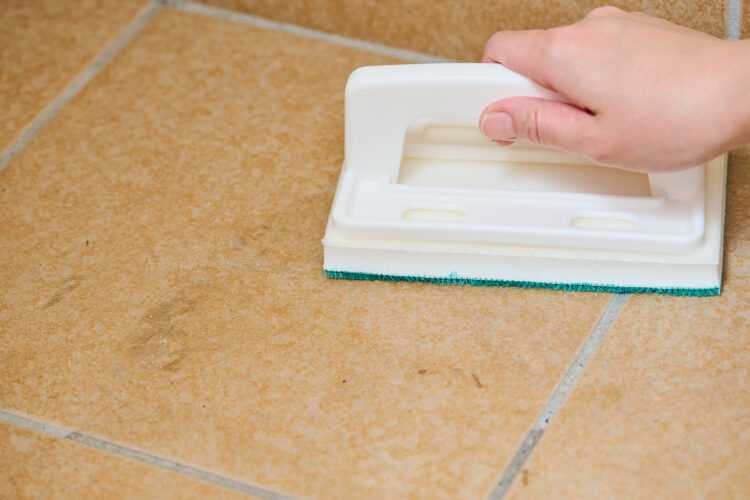 ブラシまたはスポンジこする