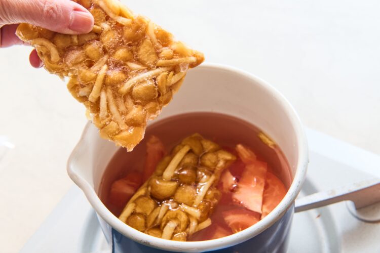 冷凍したなめこをスープに入れる写真