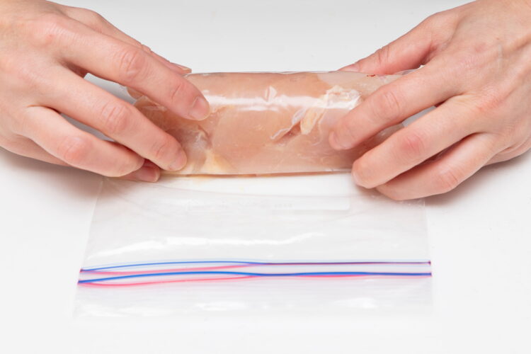 平らにして冷凍する