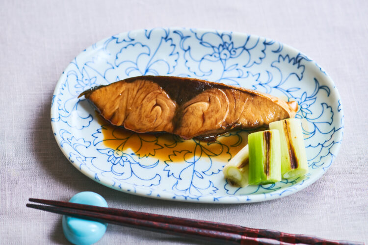 食卓に並んだブリの照り焼き