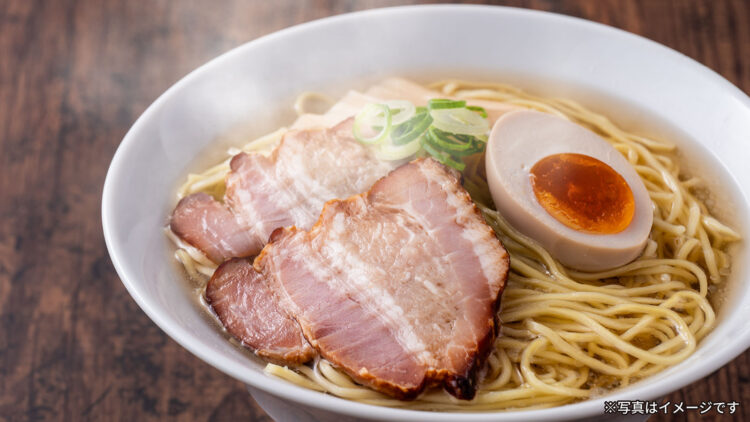 〈おいしくなれ!〉杠シェフこだわりの生麺のようなコシと食感の塩らーめん 102g 本体価格98円(税込105円)イメージ