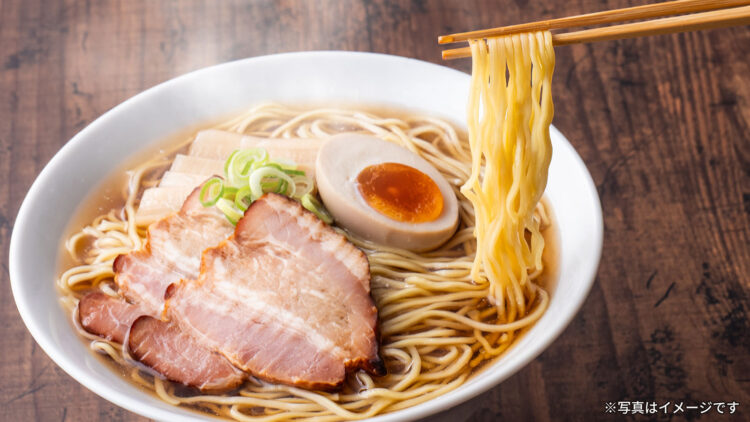 〈おいしくなれ！〉杠シェフこだわりの生麺のようなコシと食感の醤油らーめん 106g 本体価格98円（税込105円）イメージ