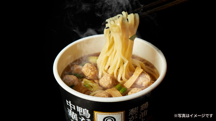 〈みなさまのお墨付き / 支持率90.8％〉鶏油と葱が香る　鴨だし中華そば 1食 本体価格198円（税込213円）イメージ