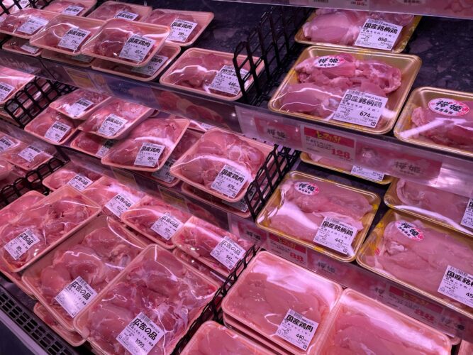 大パック（メガ盛）の鶏肉の売り場