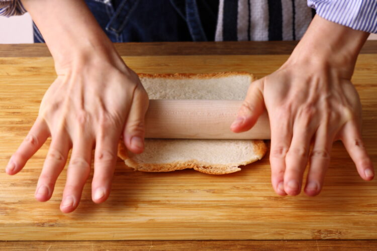 麺棒で記事を薄く広げる