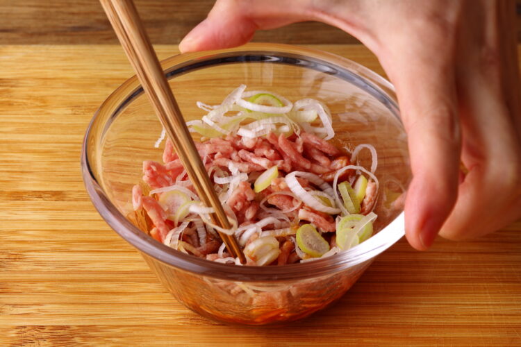 ひき肉をまぜる