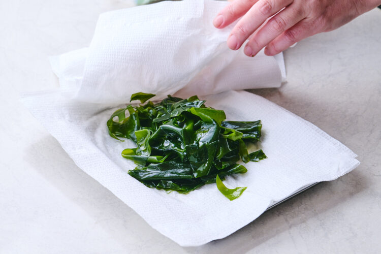 仕上げに生わかめの水気をしっかりと拭き取る