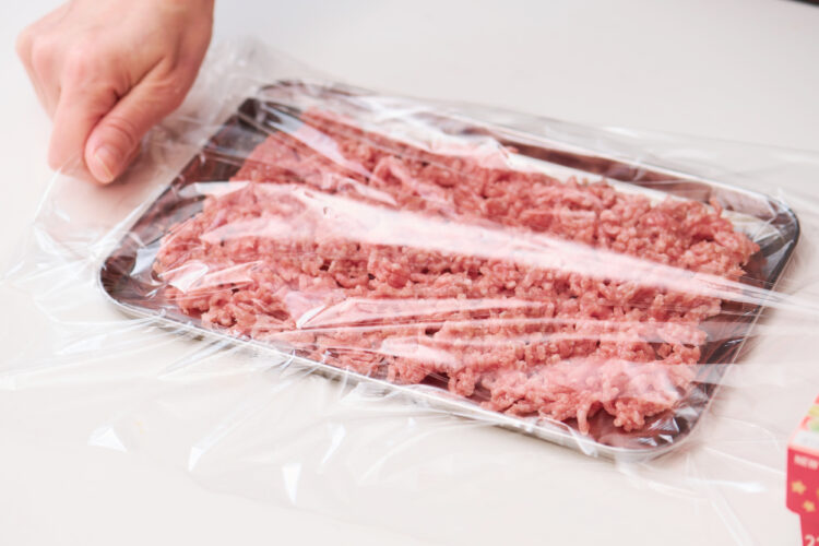 ひき肉を広げた上にラップをかける
