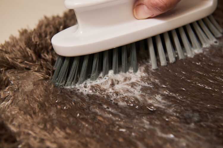 ブラシでこする