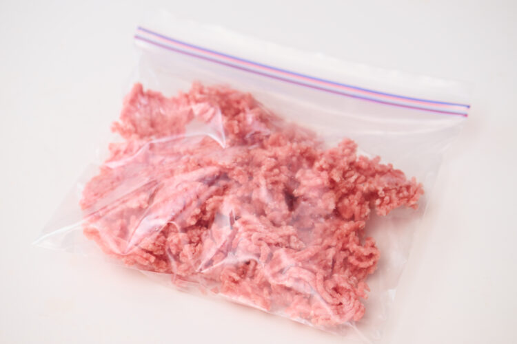 ひき肉を冷凍用の保存袋に入れたら、空気を抜くように密閉して冷凍庫で保存