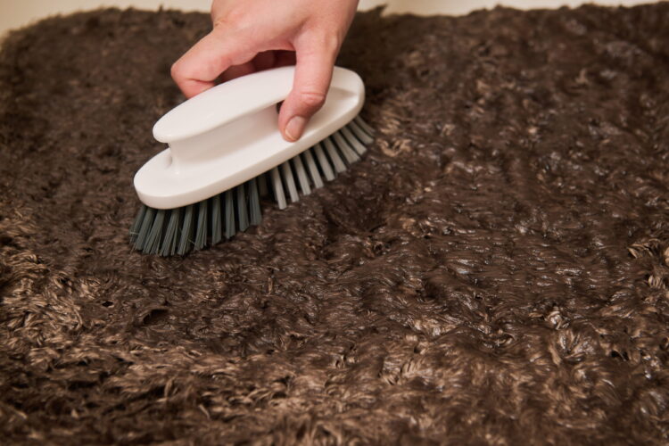 柔軟剤をブラシで広げる