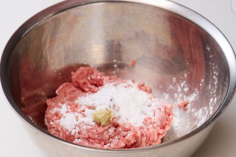 ボウルにすべての材料を入れる