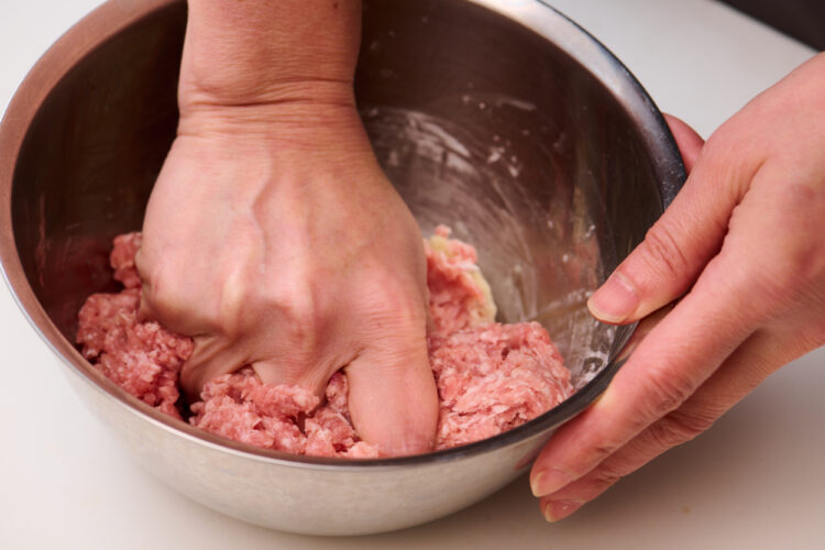 粘りが出るまでよく練り混ぜる