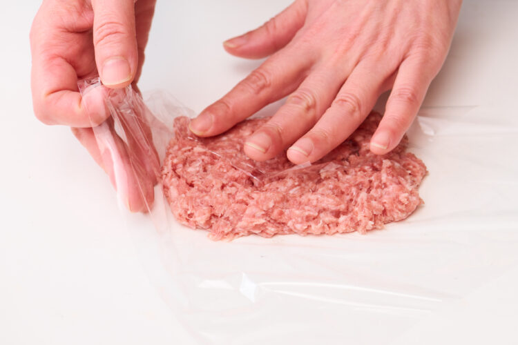 空気が入らないようぴったりとラップで包む