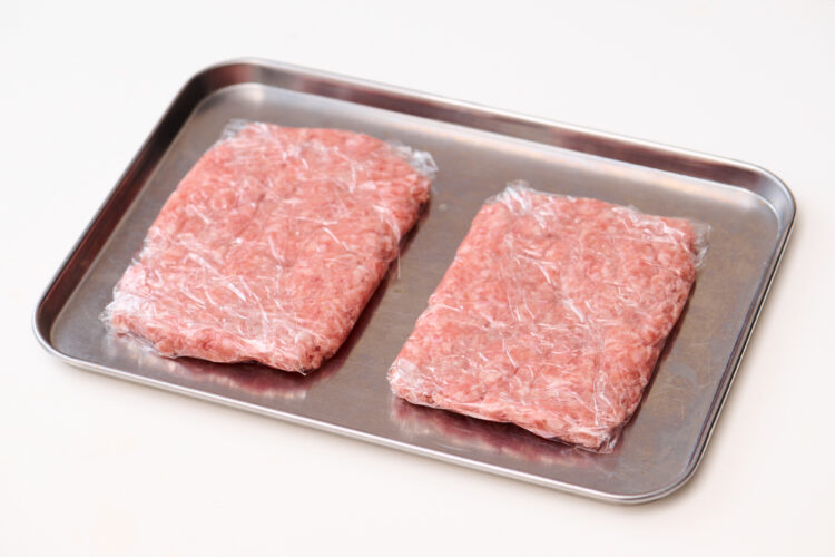 金属トレーの上に置いて急速冷凍させる