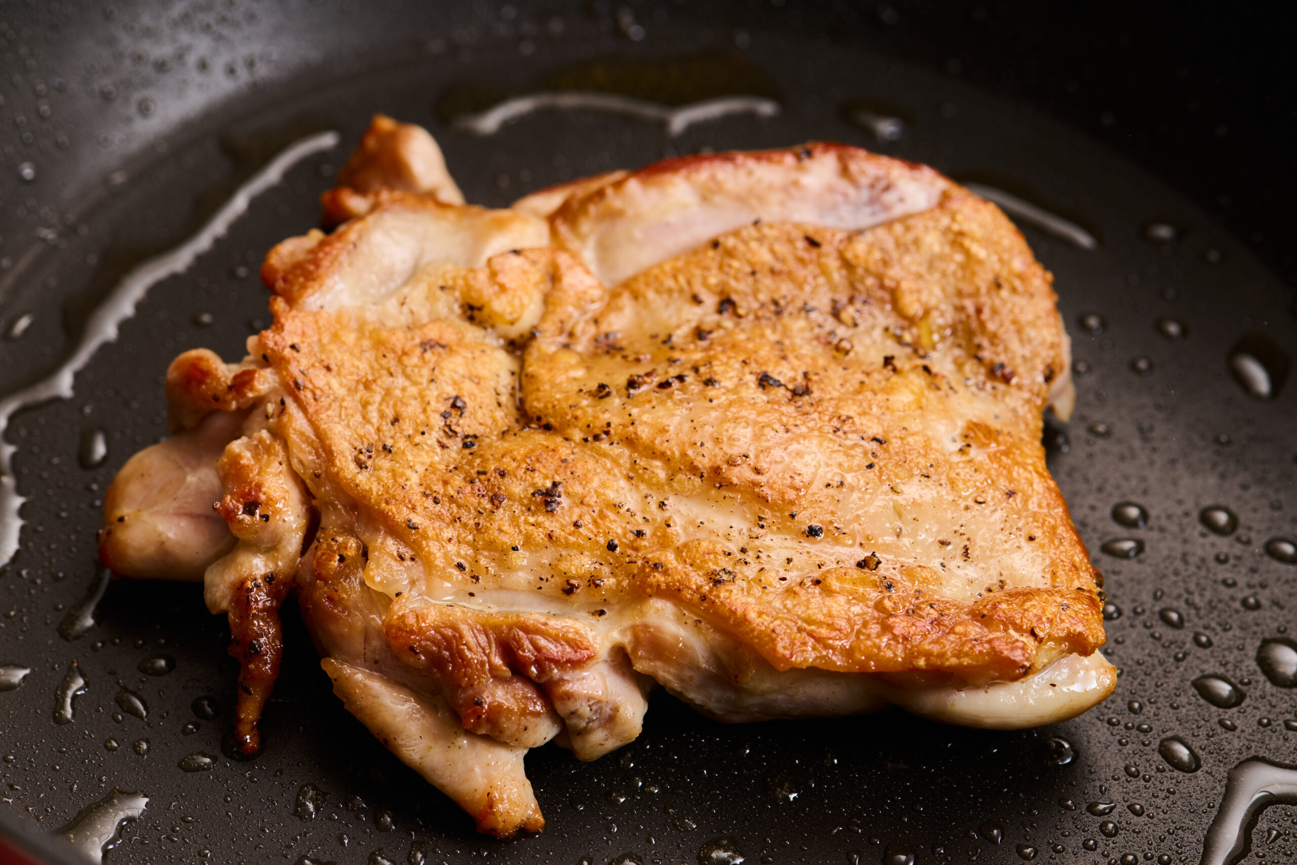 チキンステーキを焼く写真