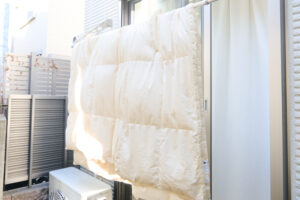 【布団の干し方】ダニ対策や外干し・部屋干しの方法をプロが解説