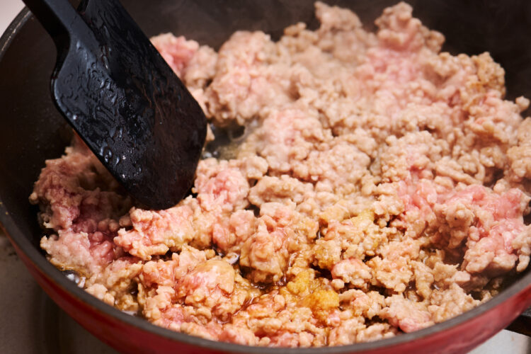 ひき肉がある程度パラパラになってきたら調味料を入れる