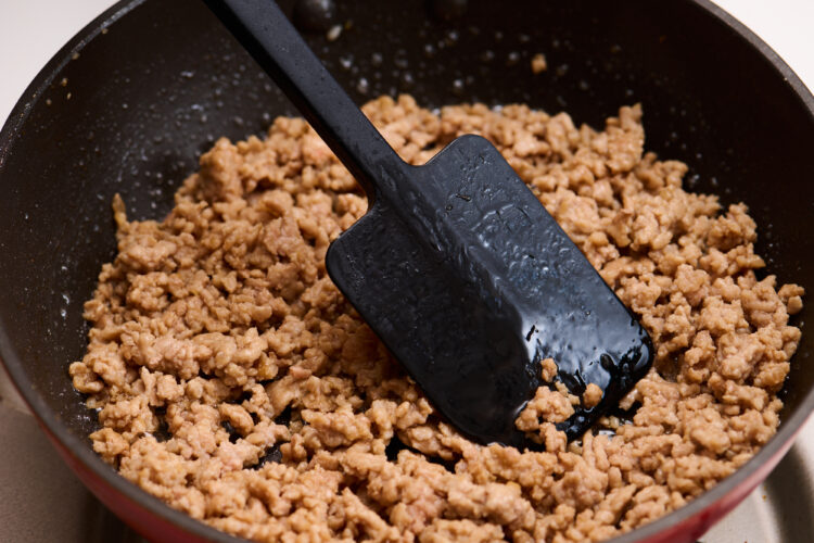 水分がなくなりそぼろ状になるまで炒める