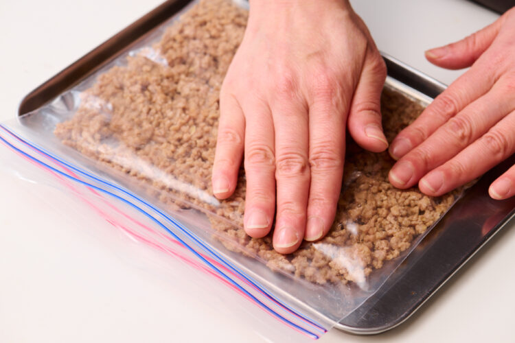 そぼろが平らになるよう空気を抜いて密閉する