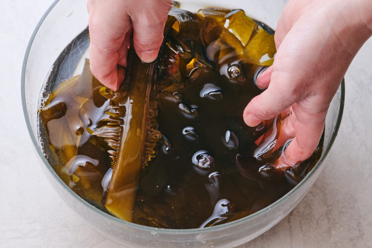 ボウルの中で生わかめの振り洗いをする