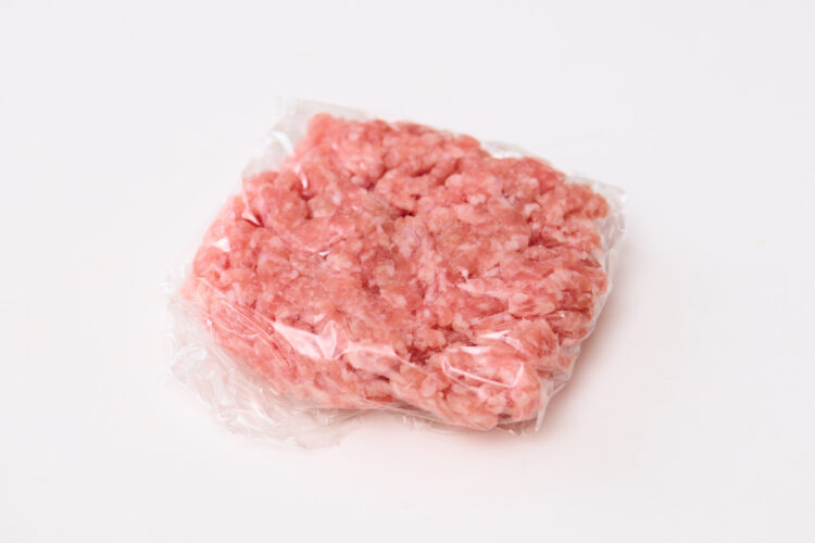 ひき肉を酸化させないため、空気が入らないようにぴったりと包む