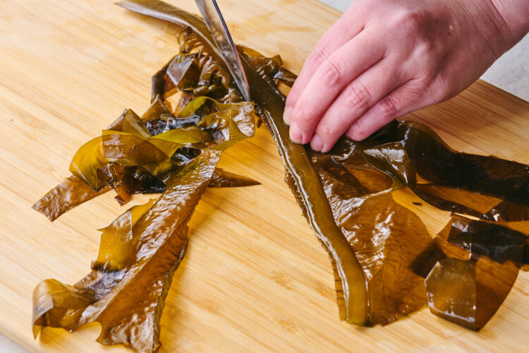 生わかめの葉・茎・根元の3つの部位に切り分ける