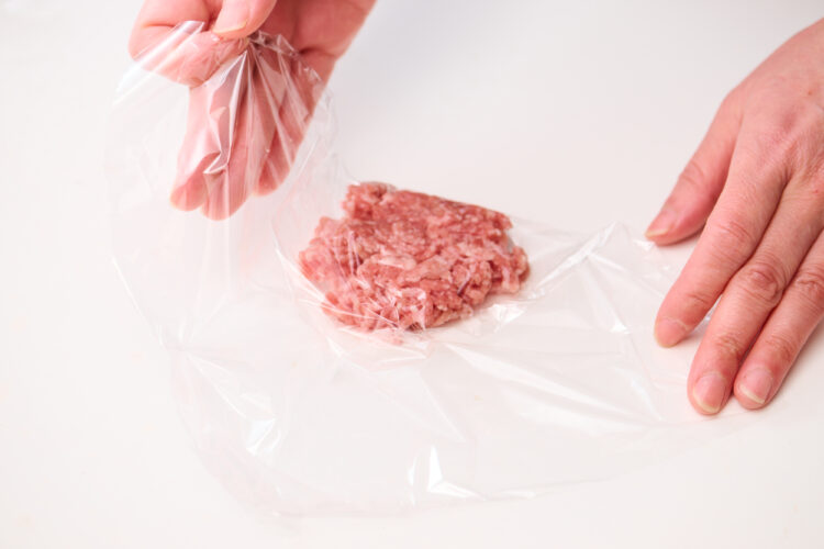 空気が入らないようにラップで包む