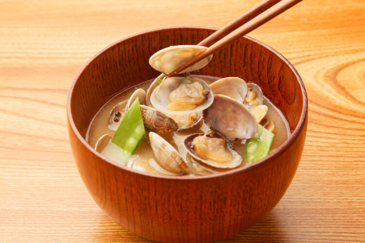 アサリを煮汁ごと食べる