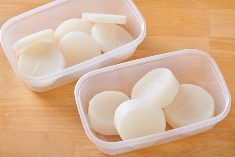 下ごしらえした大根を保存容器に入れて冷蔵保存