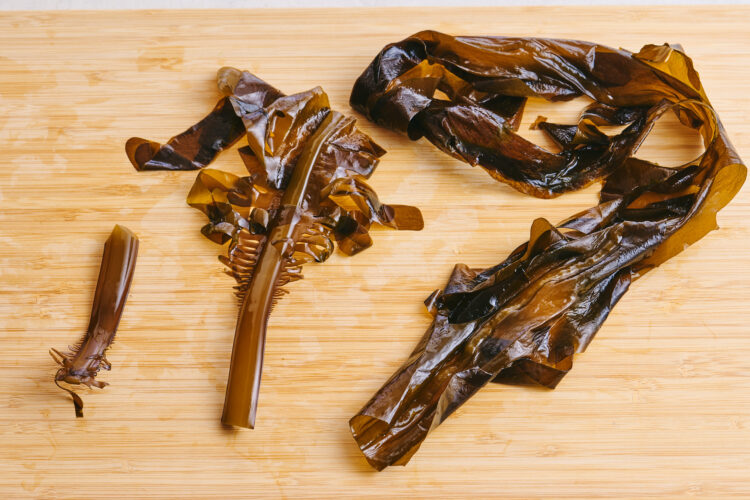 生わかめの葉・茎・根元の3つの部位に切り分ける