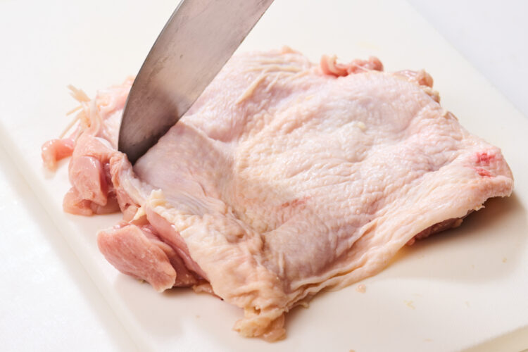 裏返して皮目にも軽く刃を入れる写真