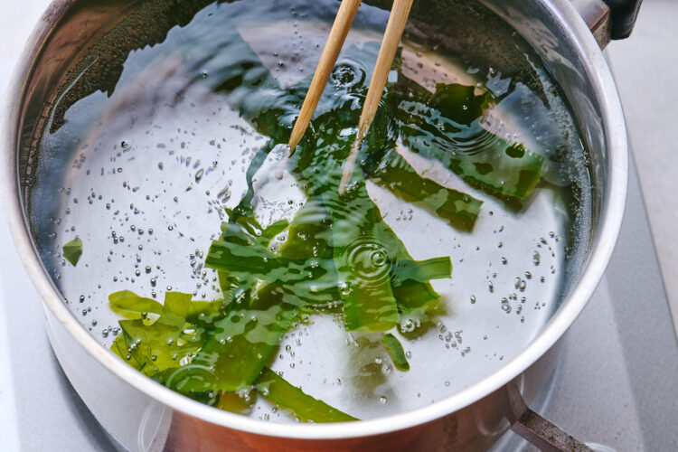 たっぷりの熱湯を用意し生わかめを少量ずつ投入する