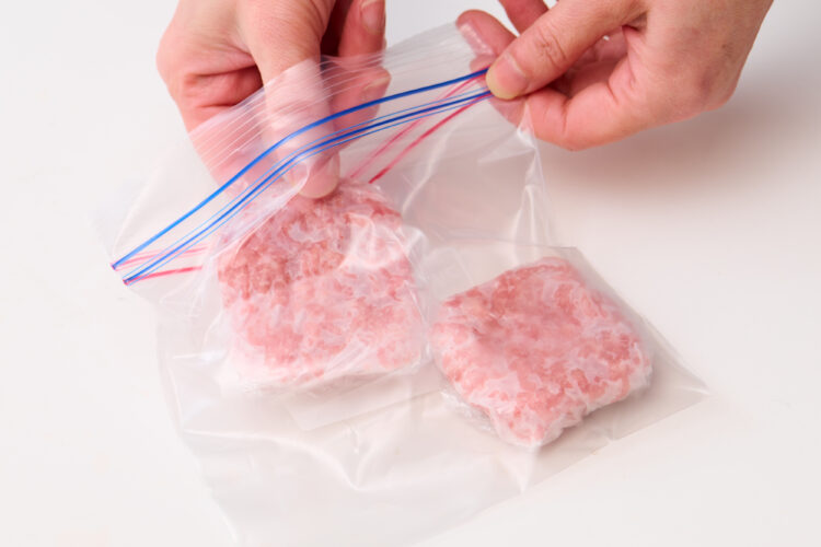 完全にひき肉が凍ったら冷凍用保存袋へまとめて入れる
