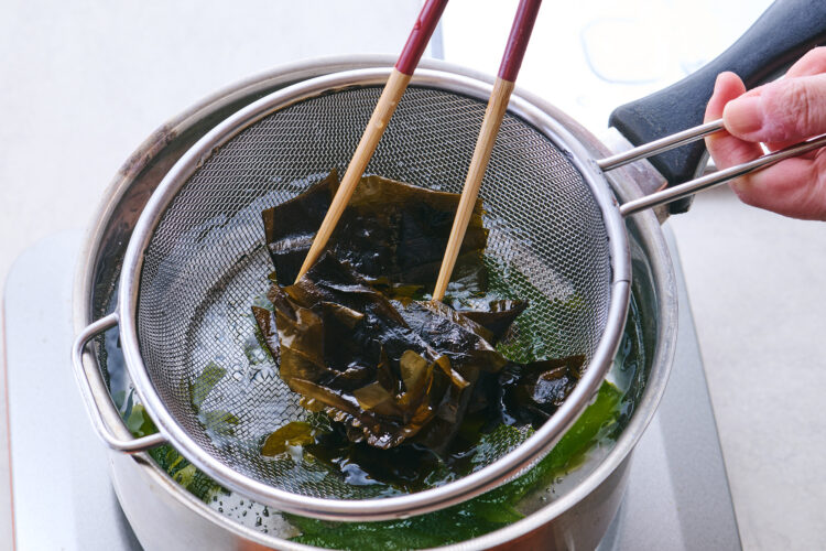 部位に合わせて最適な時間で生わかめを茹でる