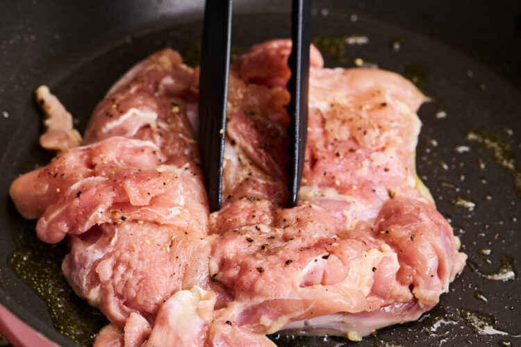鶏肉を中火で焼く写真