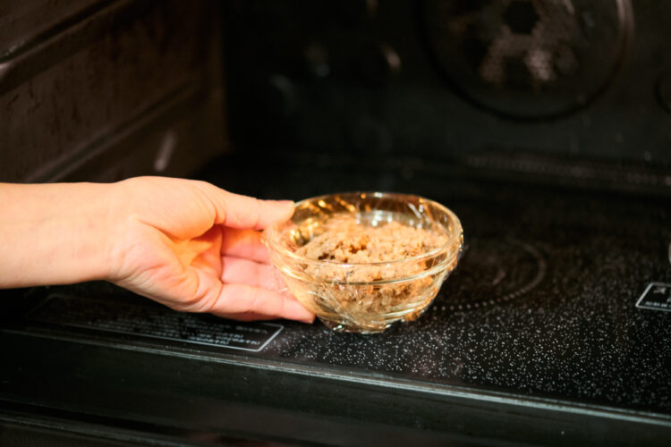 すぐにひき肉を使いたい場合には、電子レンジで解凍する