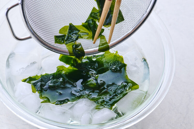 すぐに冷水にとり生わかめの色と食感を安定させる