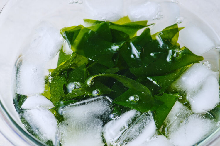 すぐに冷水にとり生わかめの色と食感を安定させる