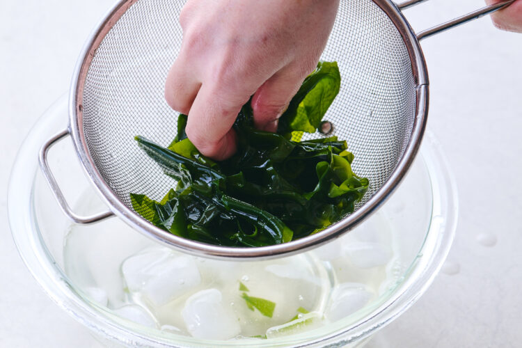 仕上げに生わかめの水気をしっかりと拭き取る