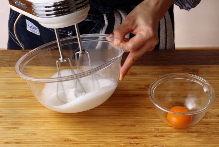 卵白を泡立てる