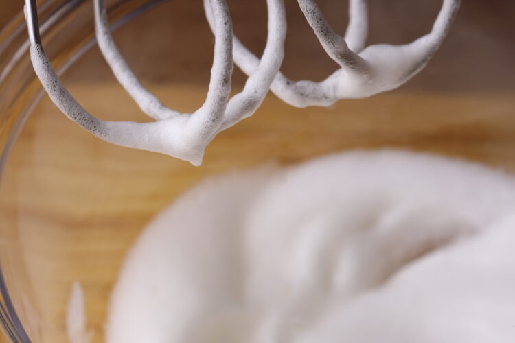 卵白を泡立てる