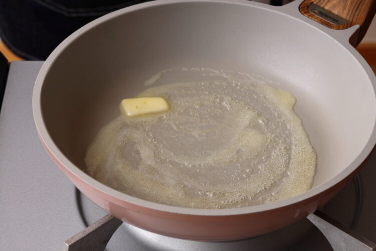 フライパンにバター