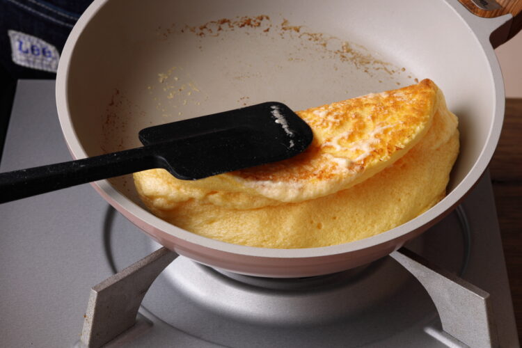 生地を折りたたむ