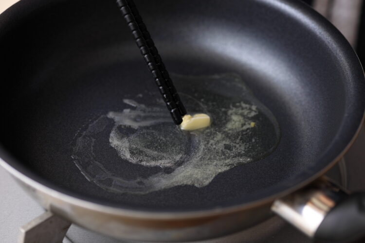 フライパンにバター